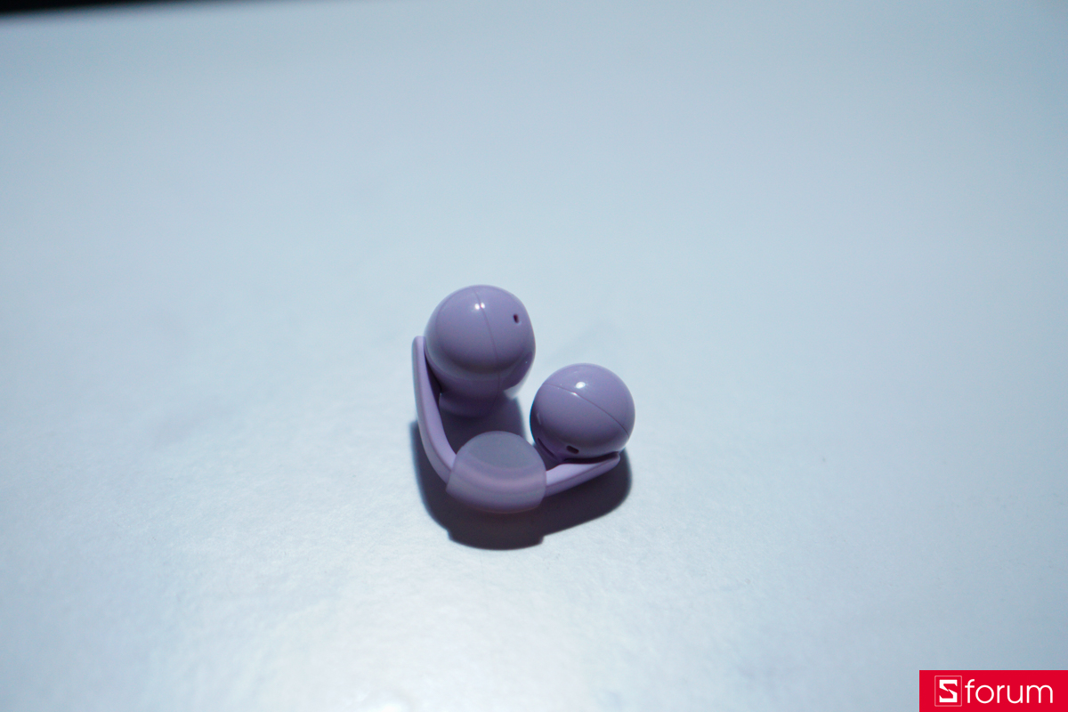 Sony LinkBuds Clip cũng trang bị một cặp Air Fitting Cushions đi kèm trong hộp, nhằm có thể cố định tai nghe cho những người có khung tai nhỏ hoặc cho những hoạt động mạnh