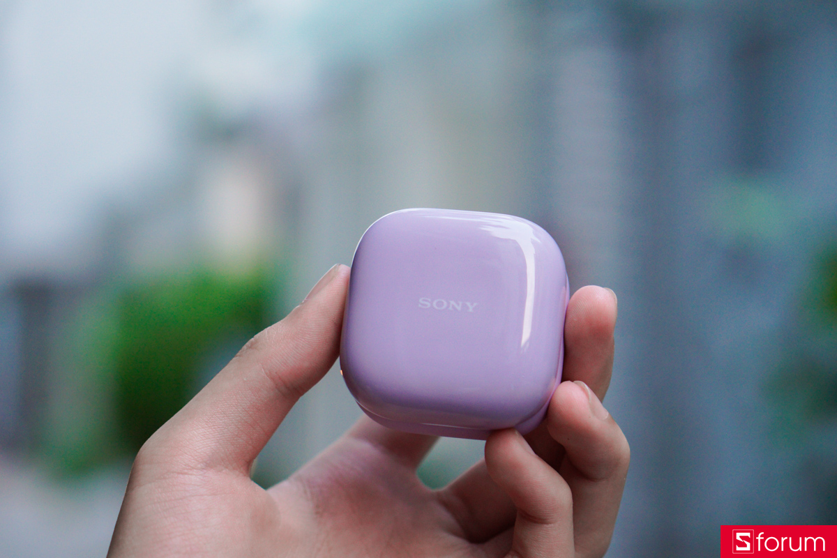 Hộp đựng của Sony LinkBuds Clip với thiết kế nắp bật làm mình liên tưởng đến một chiếc bánh kẹp khi nắp và thân hộp có xu hướng bo cong về giữa