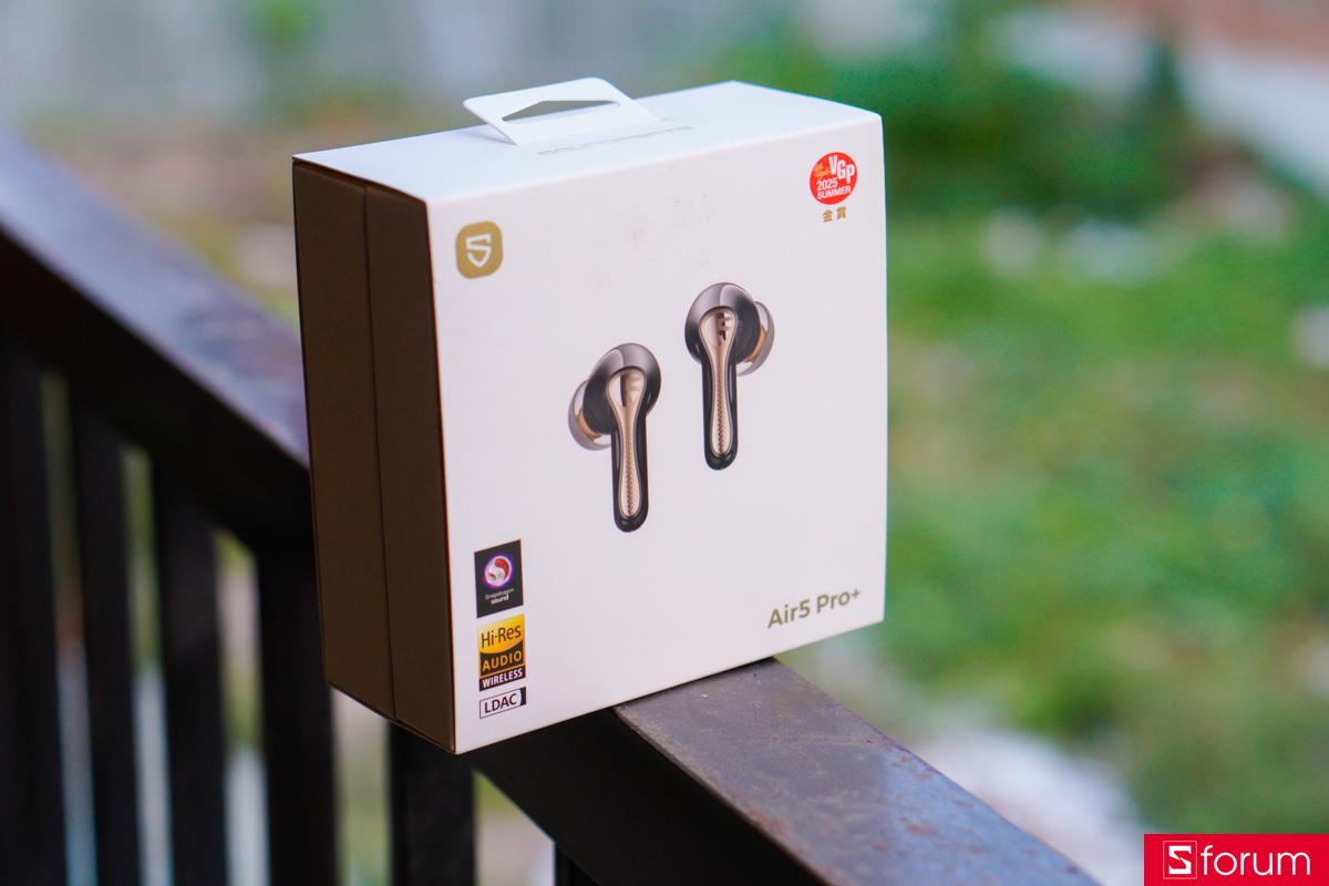 SoundPEATS Air 5 Pro+ được đóng gói chỉn chu, với tông trắng chủ đạo, hộp được làm theo dạng nắp mở mang cảm giác sang trọng