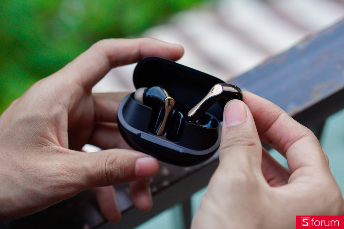 SoundPEATS Air 5 Pro+ gần như giữ nguyên ngôn ngữ thiết kế của Air 5 Pro với phong cách gọn gàng, sạch sẽ và không in quá nhiều thông tin lên bề mặt sản phẩm