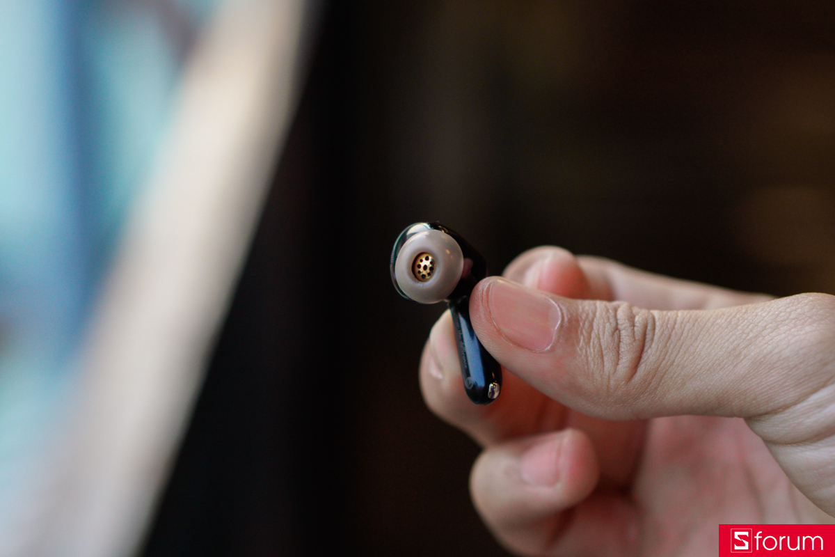 SoundPEATS Air 5 Pro+ có thiết kế khá cơ bản với phần mút tai dạng in-ear chìm