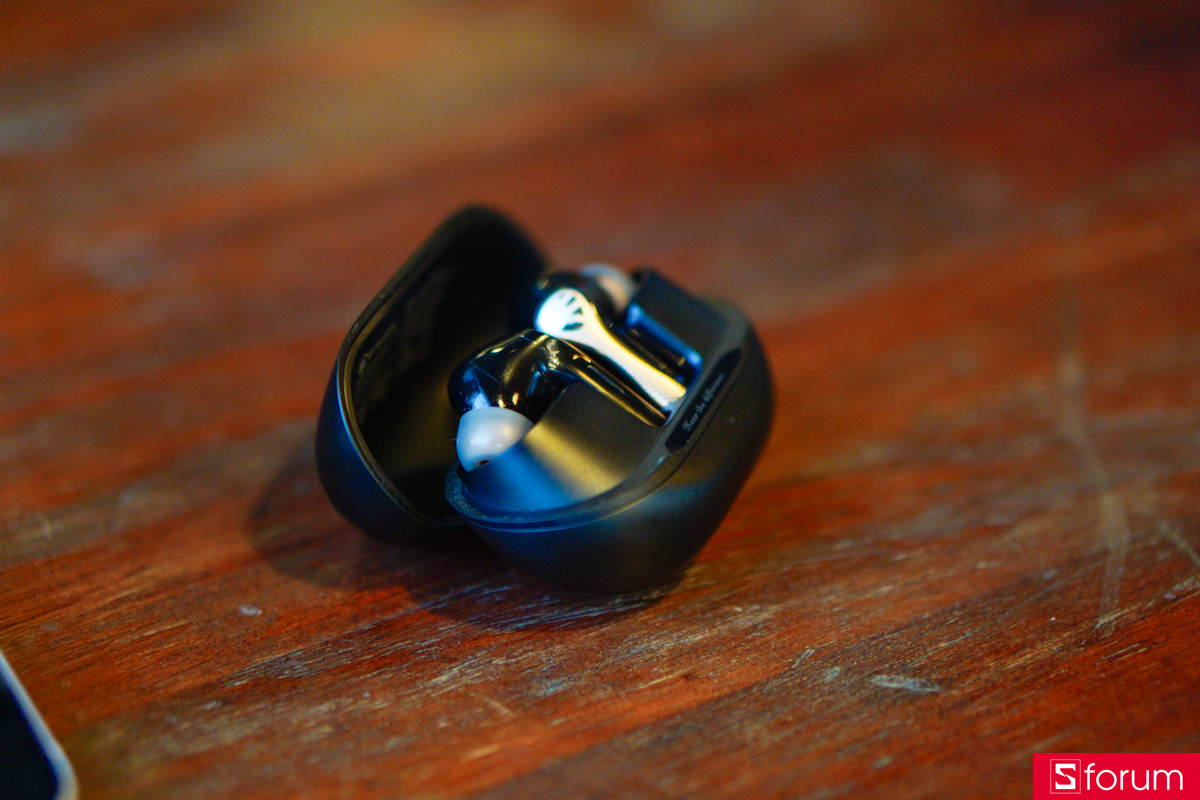 Trải nghiệm đóng mở nắp hộp của SoundPEATS Air 5 Pro+cho cảm giác rất đầm tay, chắc chắn, không hề lỏng lẻo