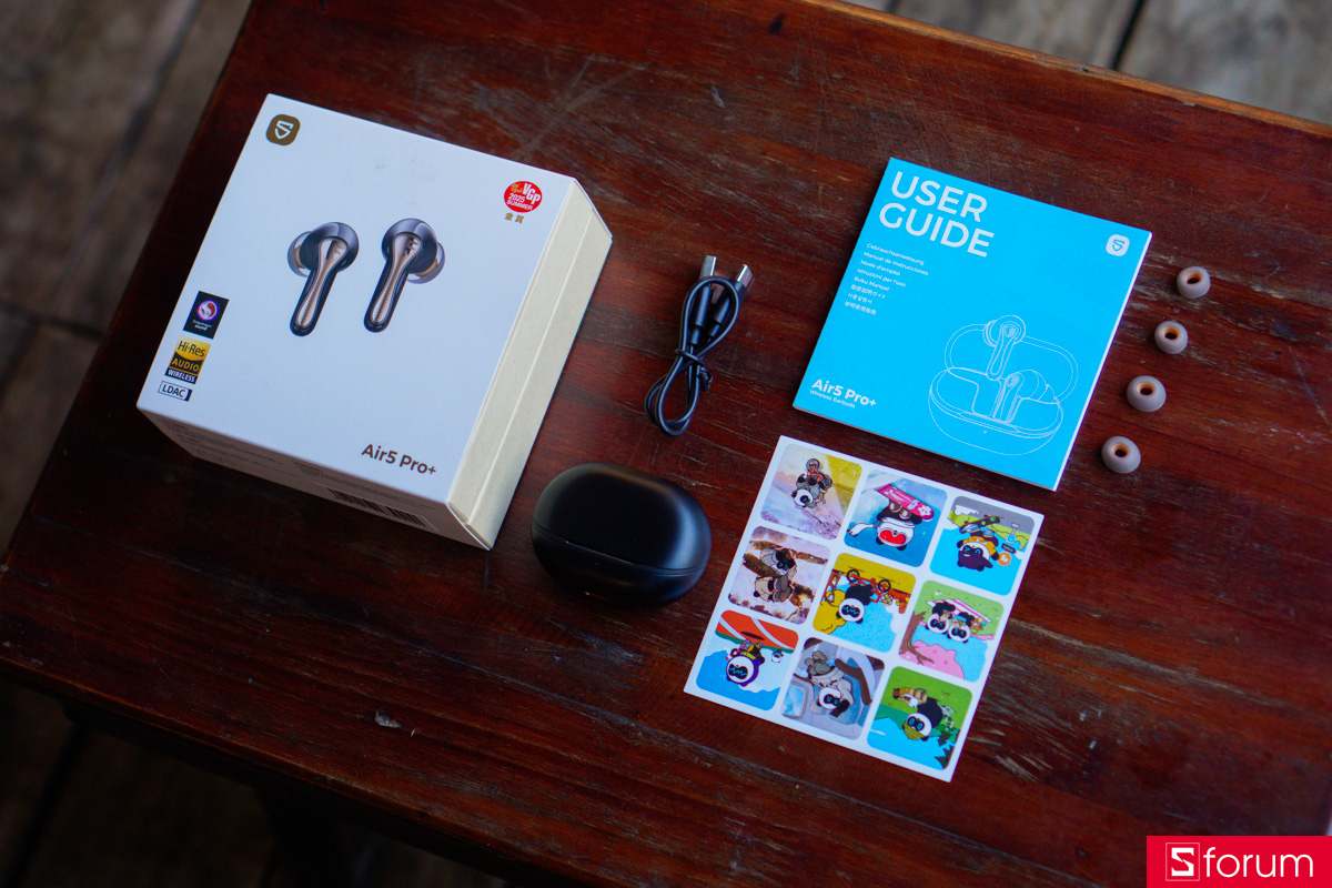 hụ kiện đi kèm của SoundPEATS Air 5 Pro + cũng khá đầy đủ với dây cáp sạc USB A to C, sách hướng dẫn sử dụng, bộ bộ nút tai thay thế và một set sticker cực kì dễ thương