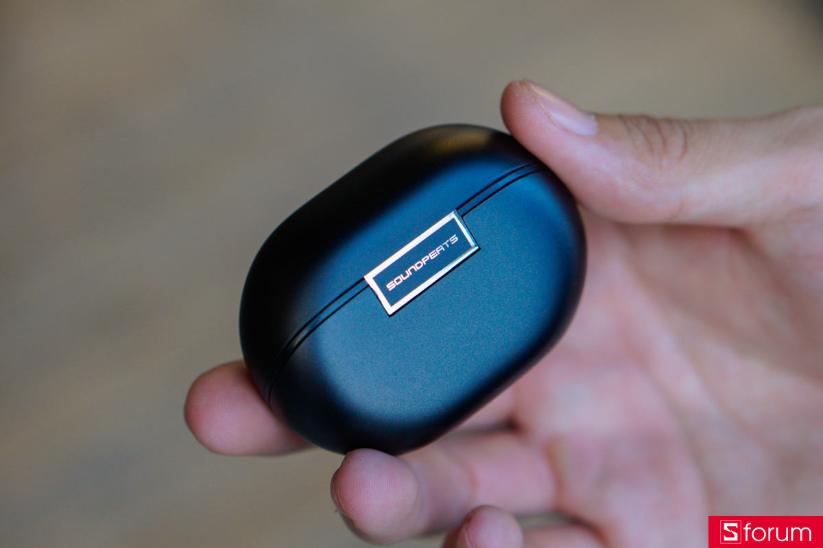 Hộp sạc của SoundPEATS Air 5 Pro+ có kích thước vừa phải, dễ mang theo, bản lề được hoàn thiện chắc chắn và điểm nhấn nằm ở logo SoundPEATS đặt bên ngoài