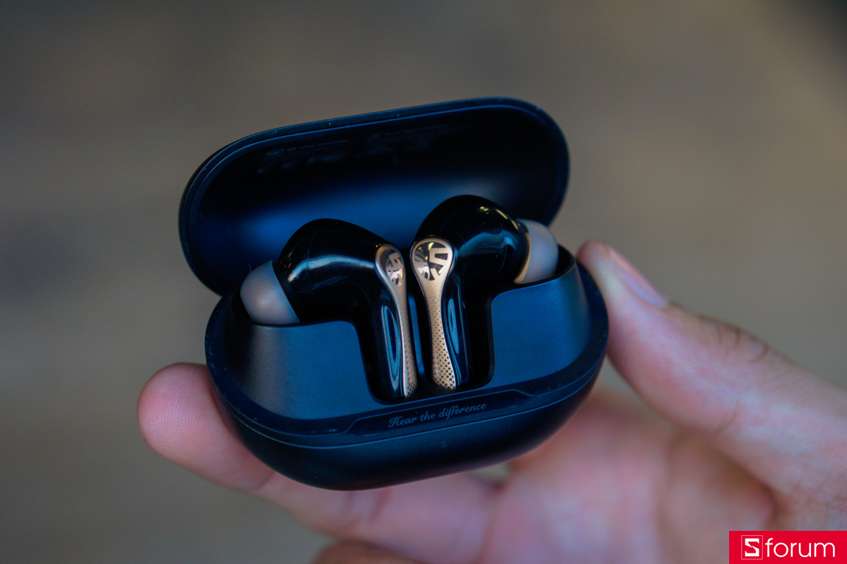 Mở nắp hộp ra, dòng chữ “Hear the difference” được in phía trong mang lại cảm giác khá tinh tế, bên dưới là đèn LED hiển thị tình trạng pin và kết nối, vừa đủ dùng và dễ quan sát.