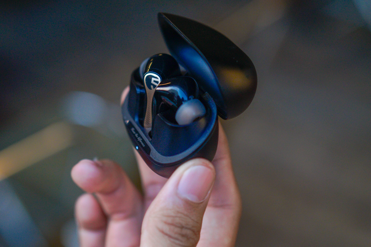 Trên tay SoundPEATS Air 5 Pro+: Tai nghe cao cấp phân giá bình dân, nghe nhạc Lossless, giá chỉ 2.19 triệu đồng