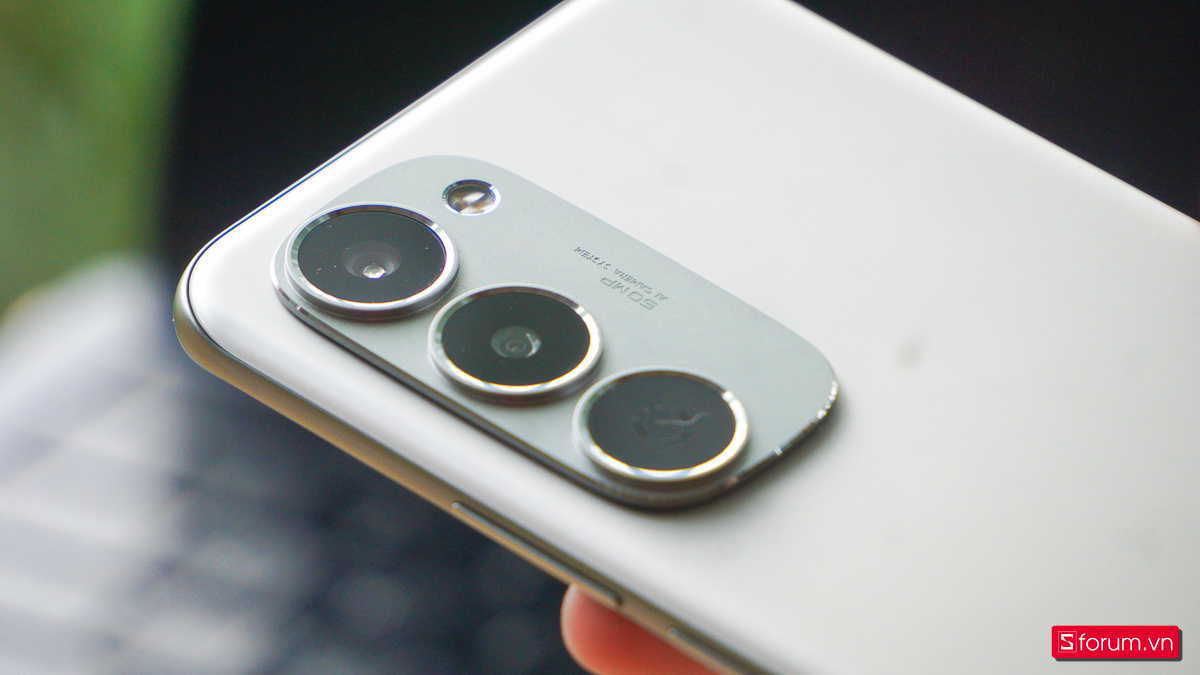 Camera của Tecno Spark 40 Pro+ được thiết kế gom cụm với vát cắt kim cương cực kì đẹp và hiện đại