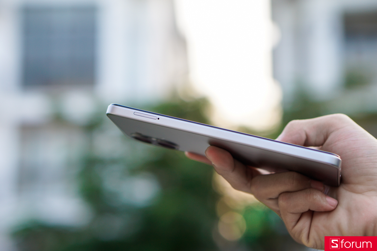 Cạnh trái của Tecno Spark Go 3