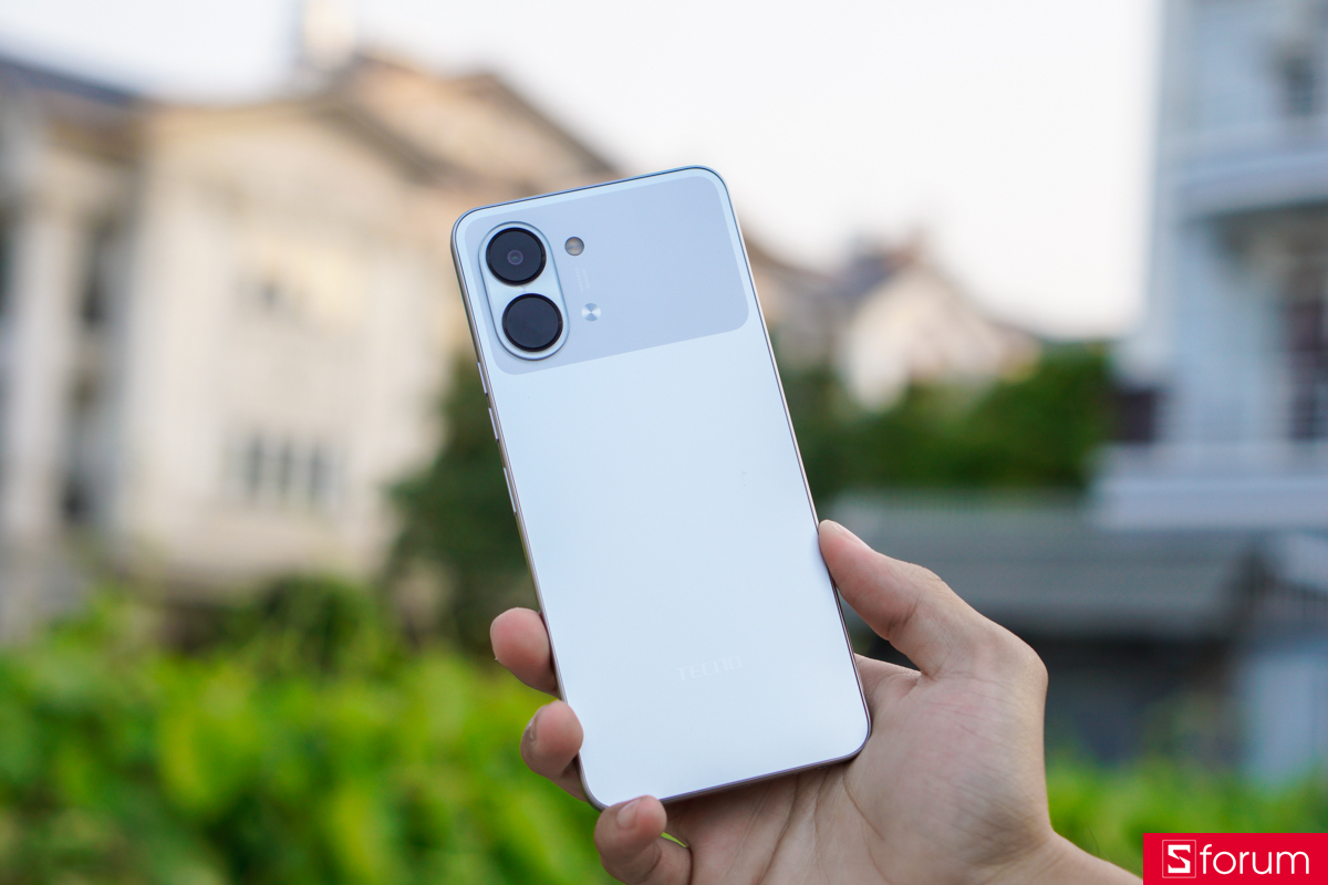 Mặt lưng của Tecno Spark Go 3 cũng được phủ nhám, hạn chế tình trạng bám mồ hôi dấu vân tay