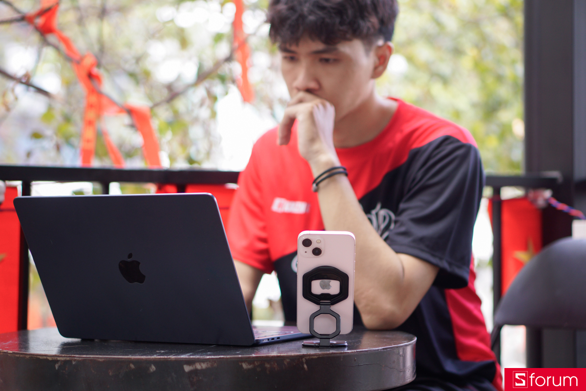 UAG Monarch Magnetic 2 còn có thể làm một chiếc chân đế điện thoại theo nhiều tư thế và góc độ khác nhau linh hoạt