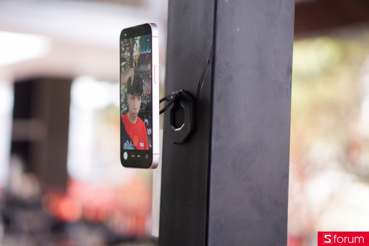 UAG Monarch Magnetic 2 có thể được sử dụng để gắn lên các mặt phẳng bền mặt kim loại