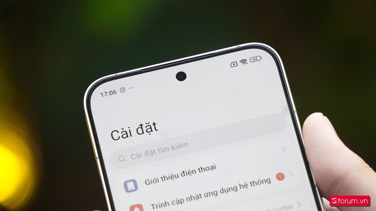 Xiaomi 15T Pro sở hữu viền màn hình mỏng và thiết kế đục lỗ