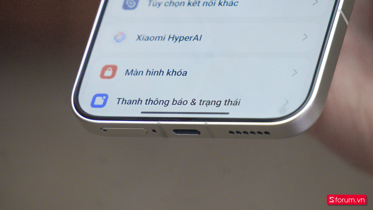 Xiaomi 15T Pro sở hữu viền màn hình mỏng và thiết kế đục lỗ