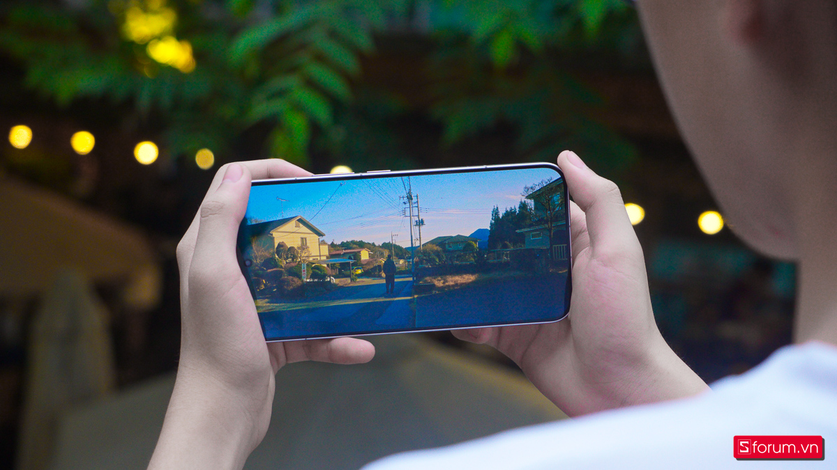 Màn hình trên Xiaomi 15T Pro được trang bị tấm nền AMOLED với độ phân giải cao, cho chất lượng hiển thị khá tốt