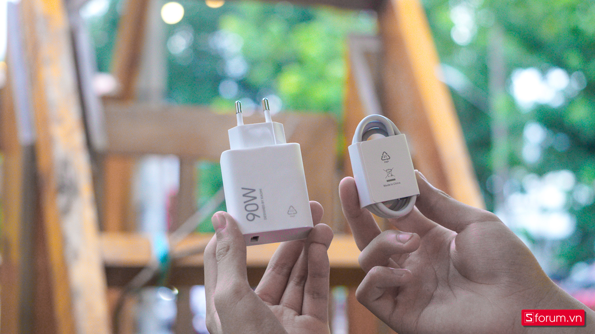 Bộ phụ kiện dây và cốc sạc nhanh trên Xiaomi 15T Pro