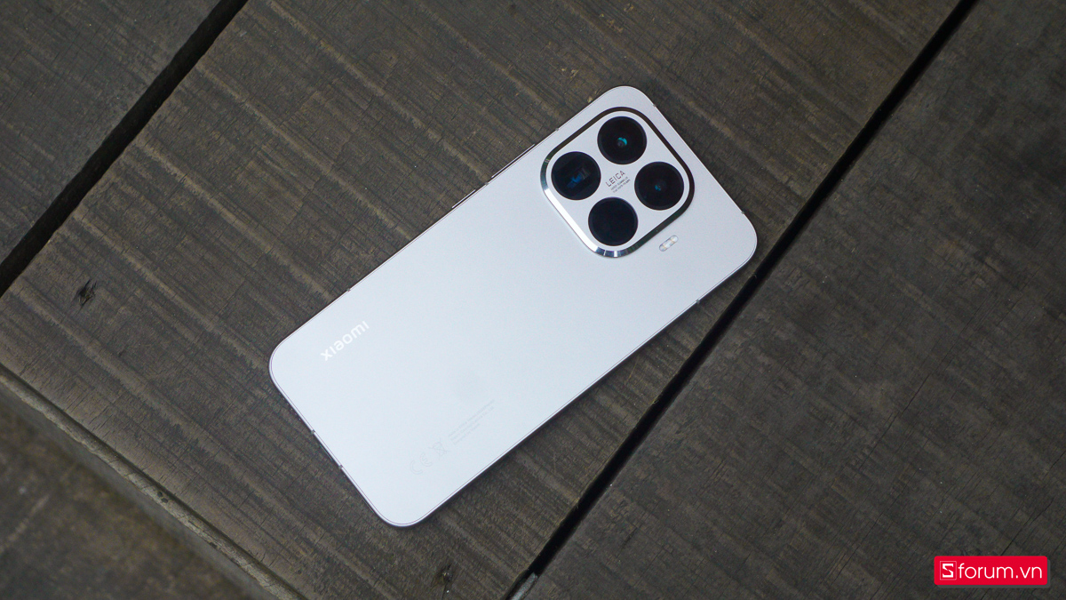 Mặt lưng của Xiaomi 15T Pro được làm bằng nhựa hoàn thiện nhám mờ