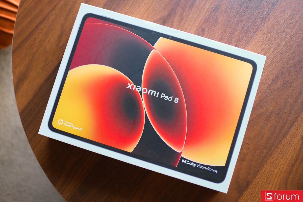 Xiaomi Pad 8 được đóng hộp với tông màu trắng chủ đạo, cùng hình ảnh sản phẩm với một hình nền màu cam sặc sỡ