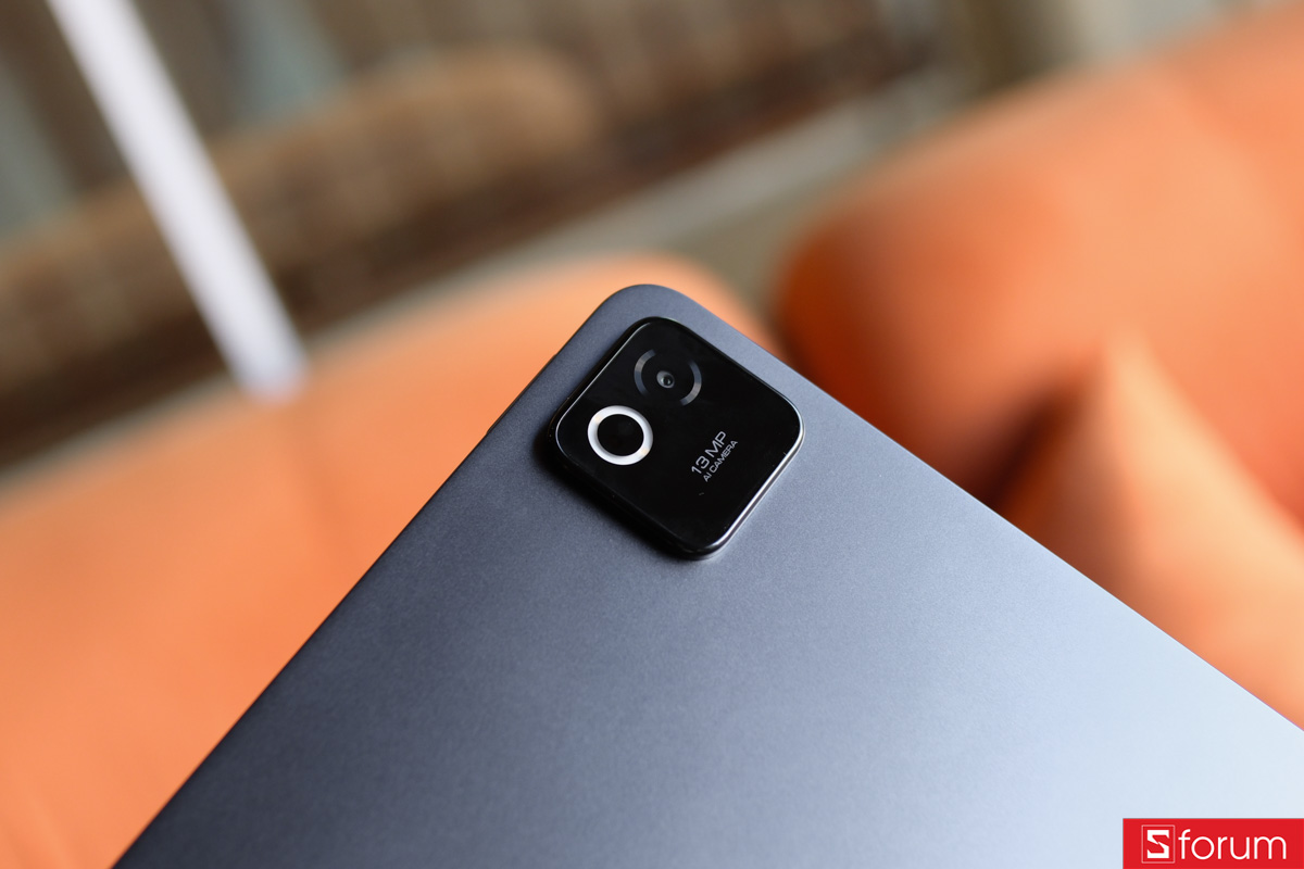 Cụm camera sau của Xiaomi Pad 8 được đặt gọn gàng trong module hình vuông cùng vòng flash hình tròn nổi lên