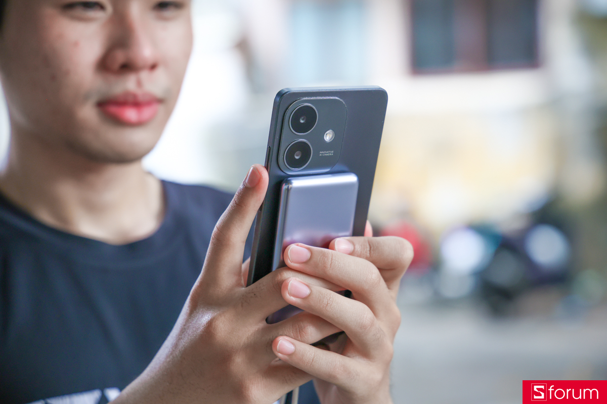 Cổng USB-C trên Xiaomi Ultra Slim Power Bank hỗ trợ đầu vào 18W, cho phép sạc đầy viên pin này trong chưa đến 2 giờ