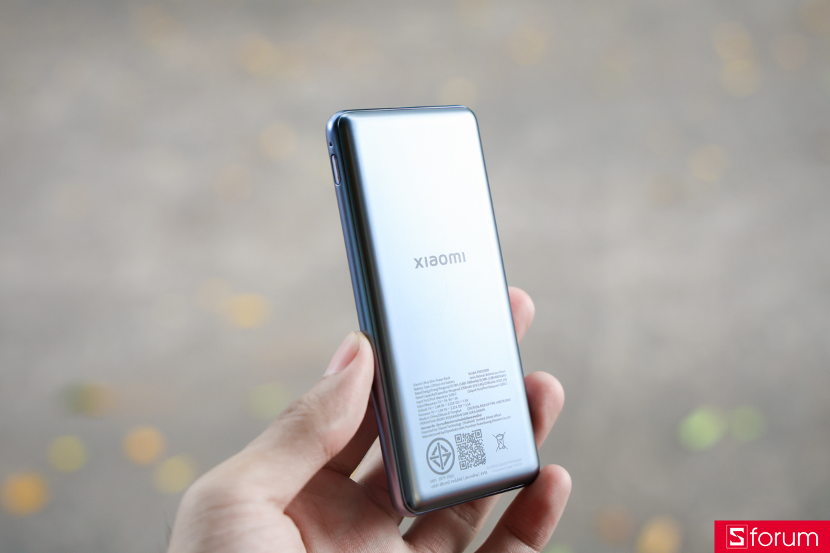 Toàn bộ thân của Xiaomi Ultra Slim Power Bank được hoàn thiện bằng nhựa nguyên khối