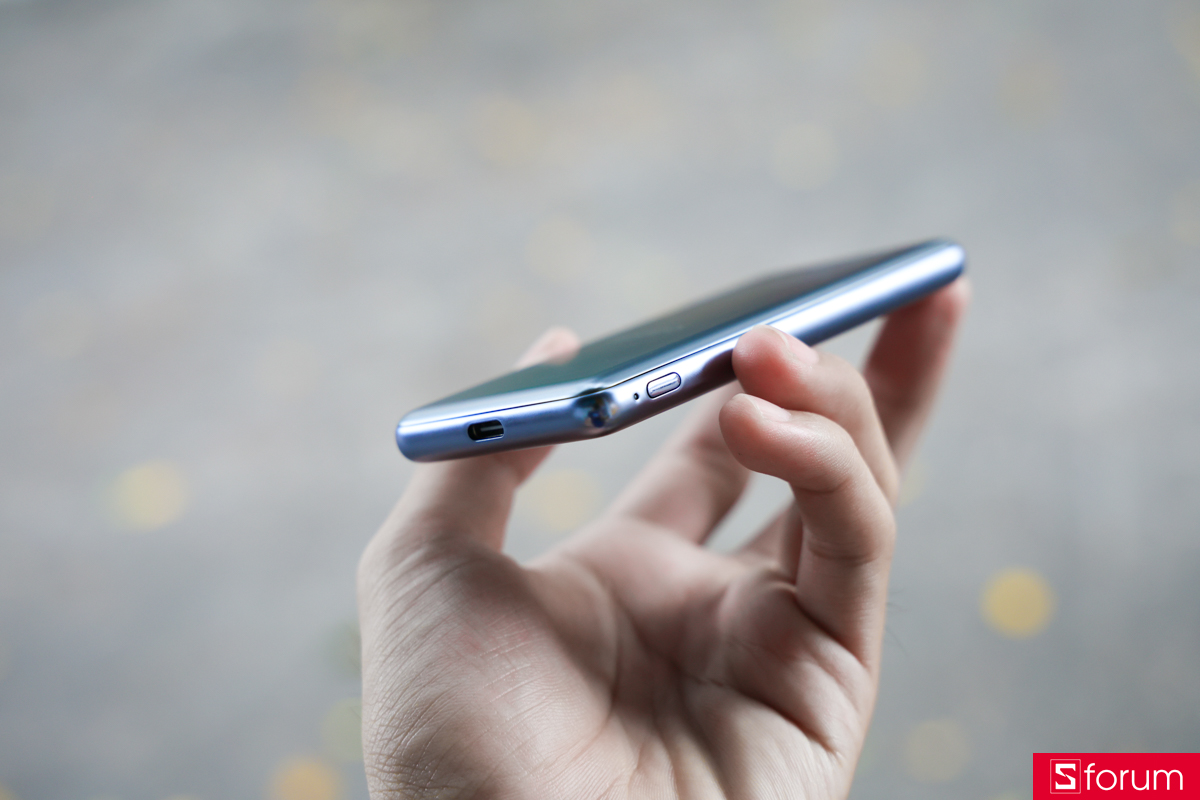 Thiết kế của Xiaomi Ultra Slim Power Bank bo cong các góc, trọng lượng chỉ 93g cực kì nhẹ cùng với độ nhỏ gọn vừa tay