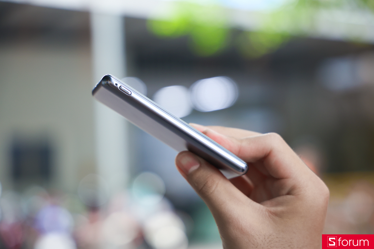 Cạnh phải của Xiaomi Ultra Slim Power Bank