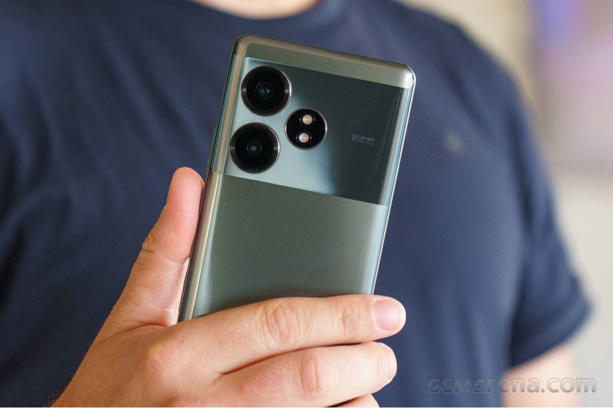 realme GT 6T không nổi bật về thiết kế nhưng cầm khá thoải mái nhờ các cạnh cong