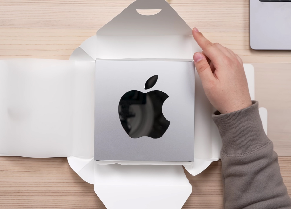 Món quà 10 năm là khối nhôm hình vuông, tinh tế và táo bạo, mang biểu tượng đặc trưng Apple