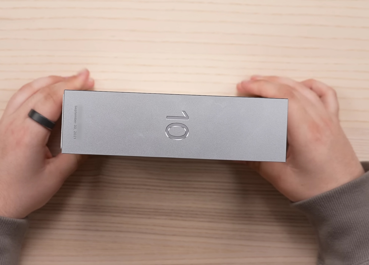 Di chuyển mắt nhìn sang bên hông khối nhôm, bạn sẽ thấy số 10 được khắc rõ ràng - biểu thị cho 10 năm gắn bó với công ty