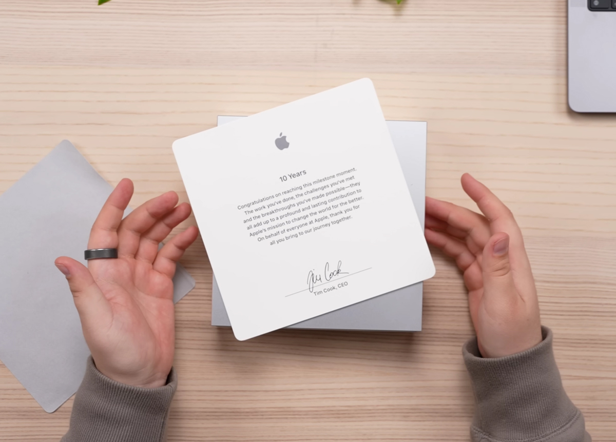 Đặc biệt, món quà cũng đi kèm với một ghi chú từ Tim Cook đeer bày tỏ lòng biết ơn những cống hiến