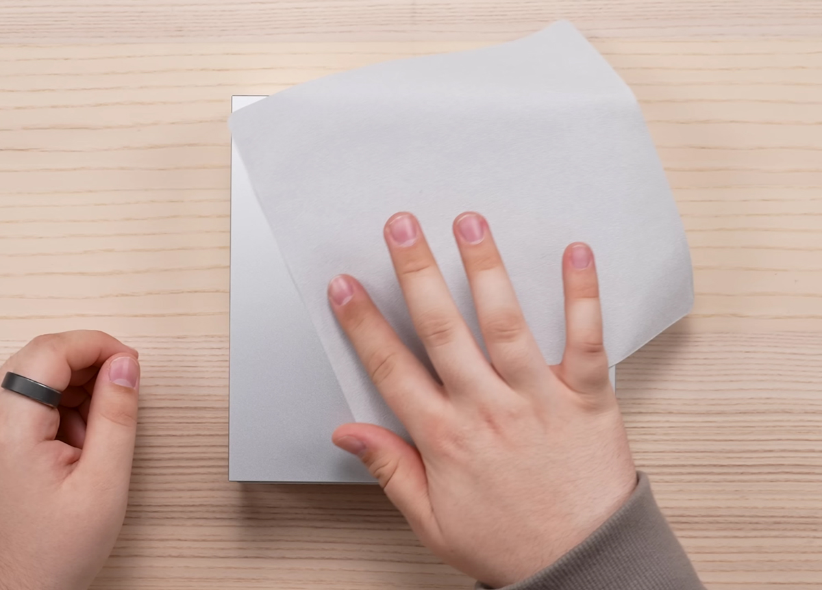 Món quà kỷ niệm từ Apple không chỉ bao gồm một khối nhôm đặc biệt mà còn kèm theo một miếng vải đánh bóng của Apple