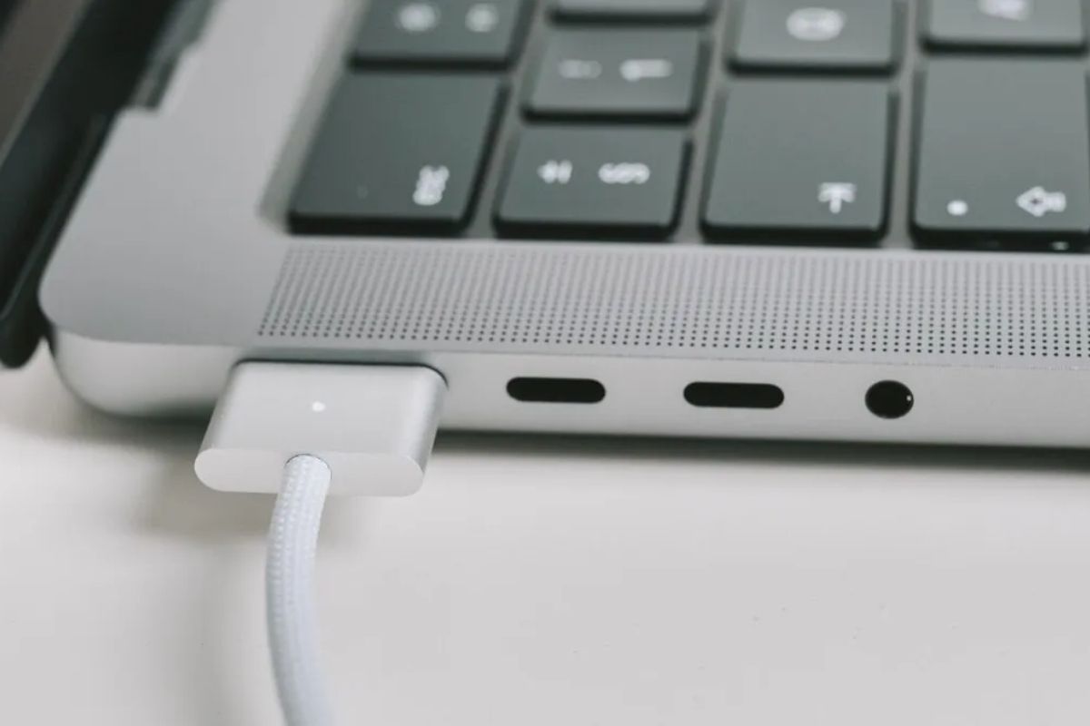 MacBook cần trung bình khoảng 2 - 3 giờ