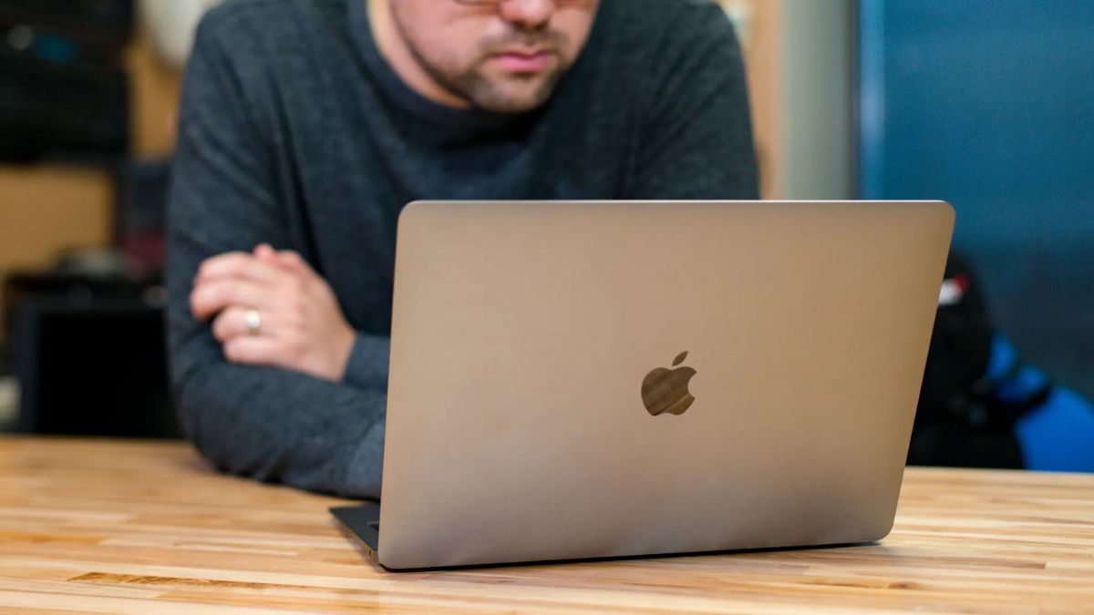 MacBook sạc bao lâu thì đầy? Các yếu tố ảnh hưởng
