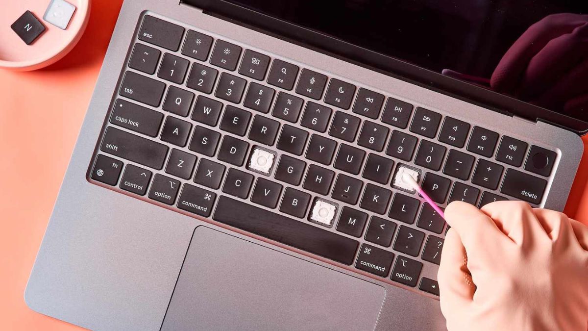 Sửa bàn phím MacBook bị liệt: Làm sạch bàn phím MacBook bị kẹt