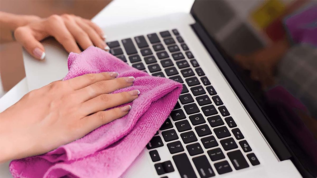 Làm sạch bàn phím MacBook bị kẻ bằng dung dịch vệ sinh chuyên dụng