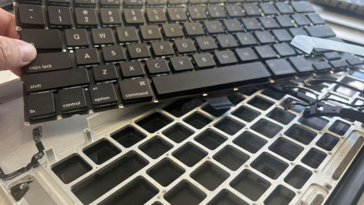Khi nào cần thay bàn phím MacBook bị kẹt