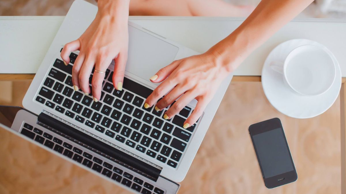 Cách phòng tránh bàn phím MacBook bị kẹt