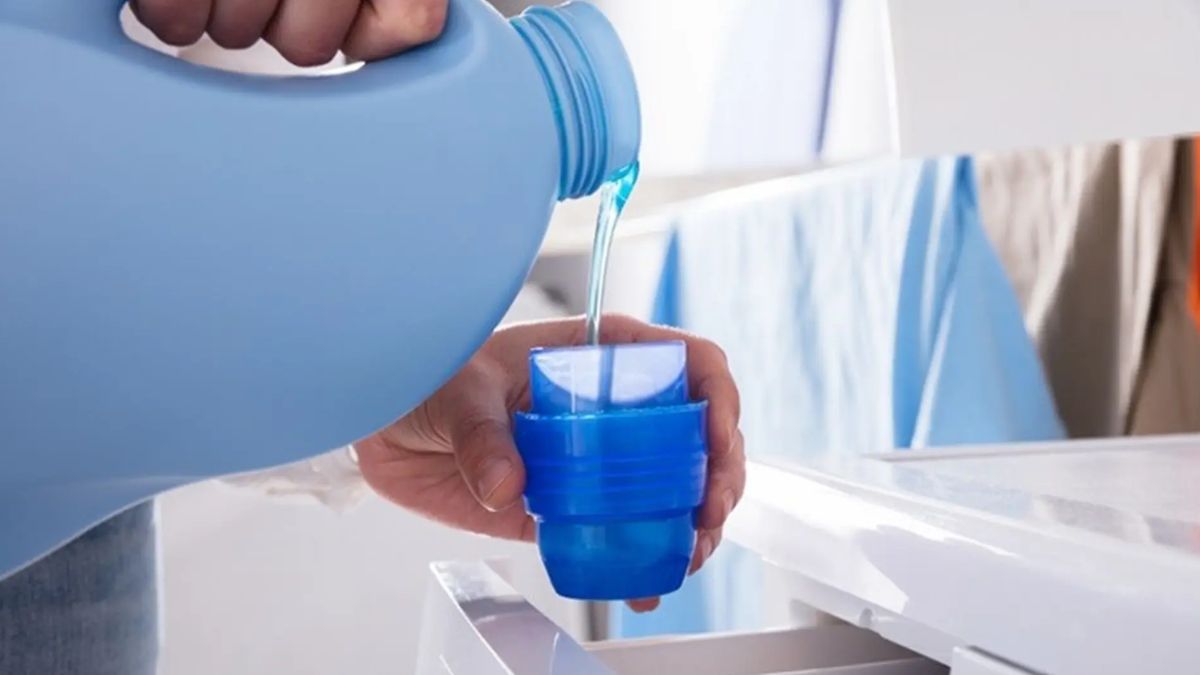 Cách đổ nước giặt với máy giặt có ngăn chứa