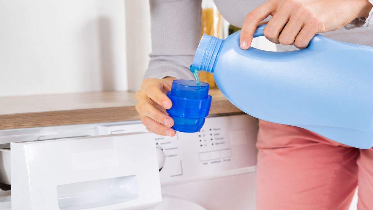 Cách đổ nước giặt với máy giặt không có ngăn chứa