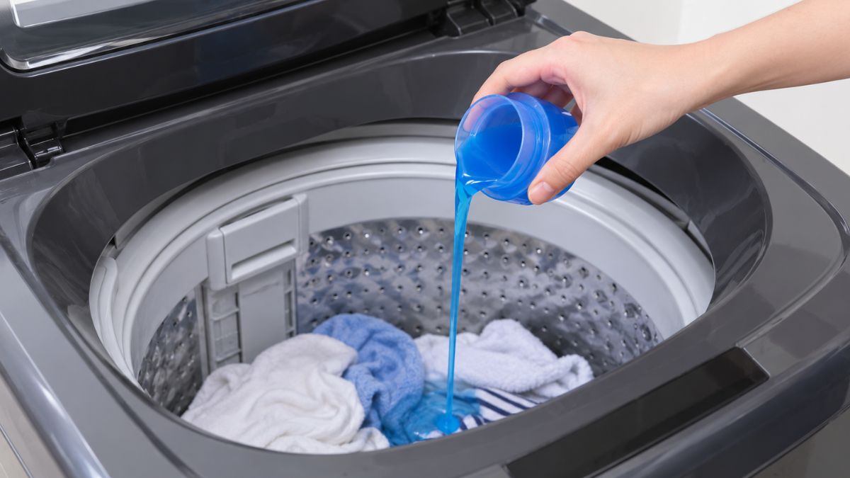 Cách đổ nước giặt với máy giặt không có ngăn chứa