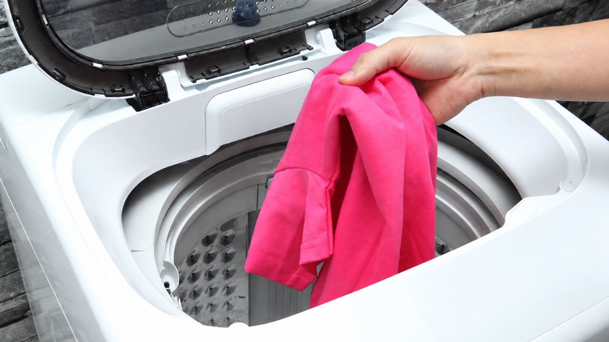 Cách đổ nước giặt với máy giặt không có ngăn chứa