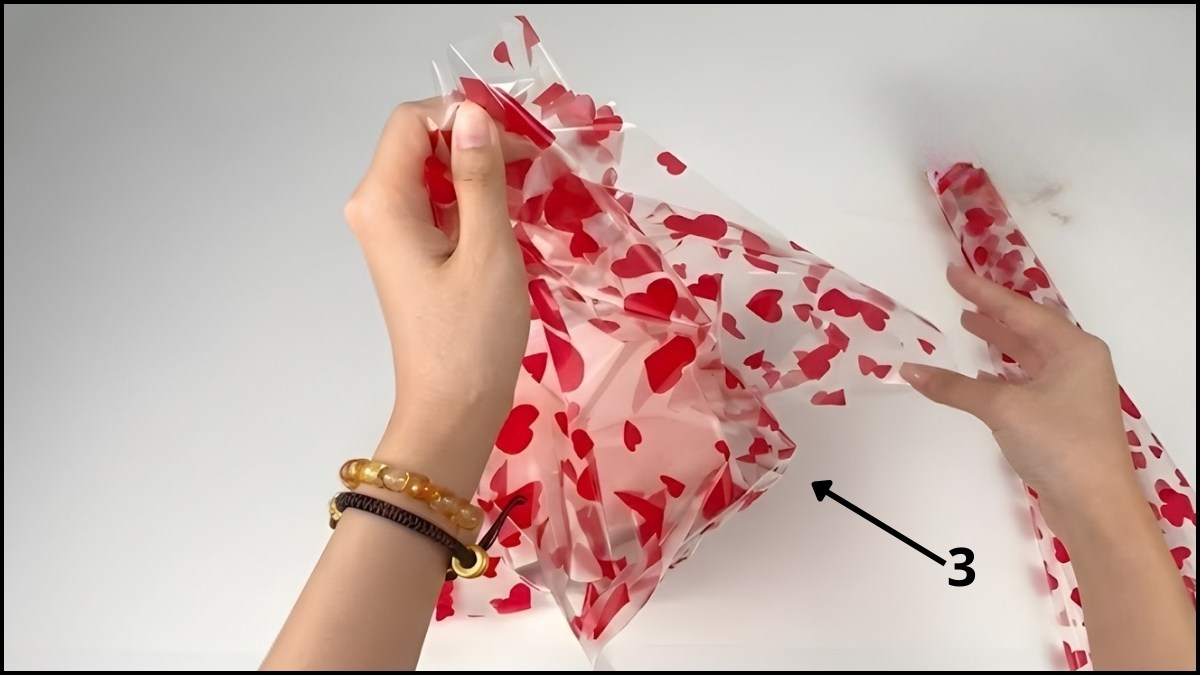 Cách gói quà 8/3 bằng giấy kiếng trong suốt 