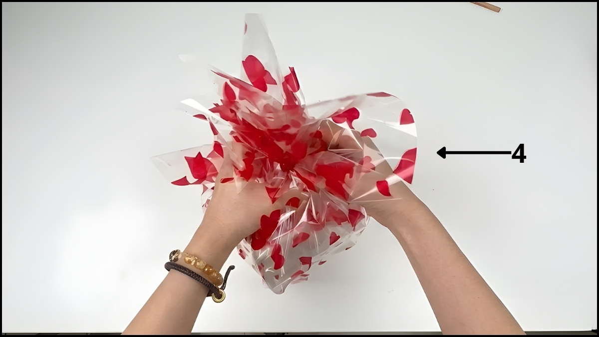 Cách gói quà 8/3 bằng giấy kiếng trong suốt 