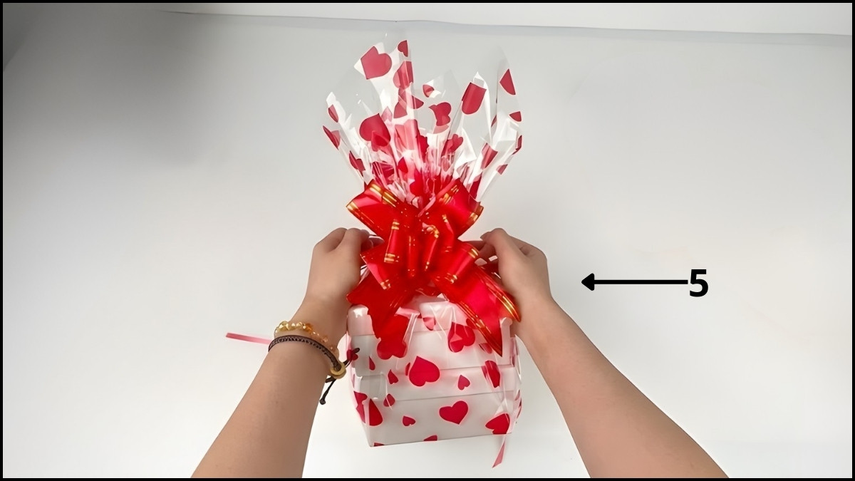 Cách gói quà 8/3 bằng giấy kiếng trong suốt 