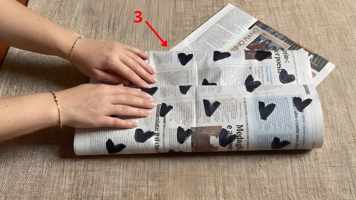 Cách gói quà 8/3 bằng giấy báo vintage 