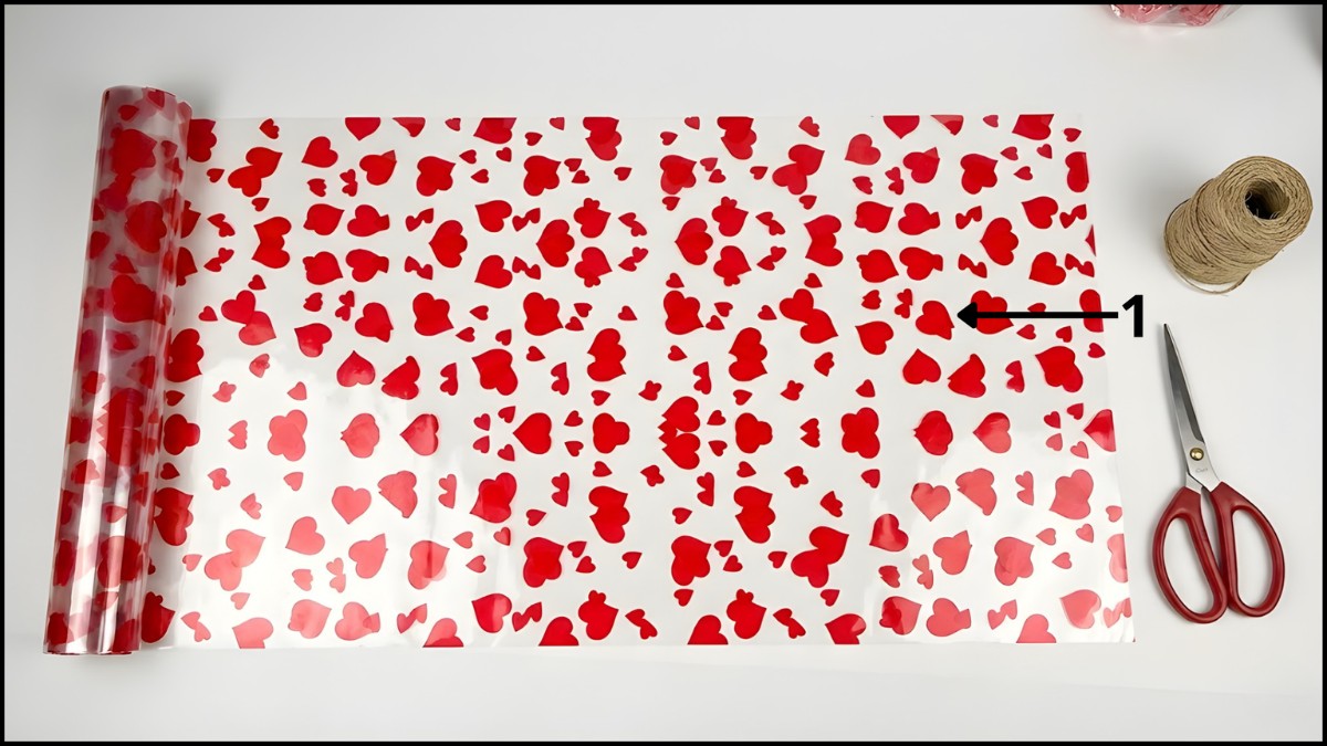 Cách gói quà 8/3 bằng giấy kiếng trong suốt 