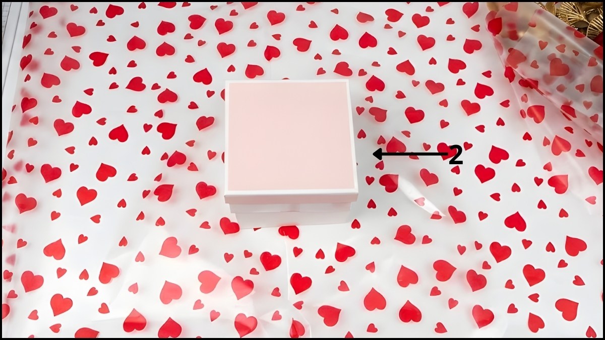 Cách gói quà 8/3 bằng giấy kiếng trong suốt 