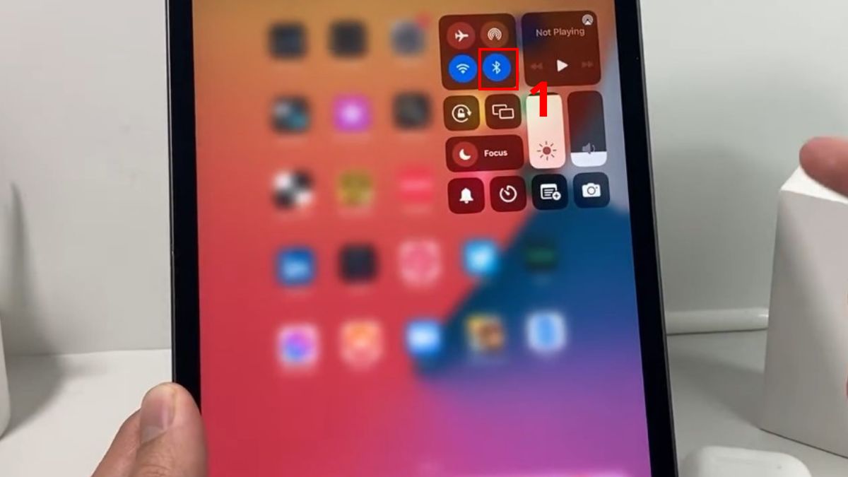 Cách kết nối AirPods 1, AirPods 2 với iPad bước 1