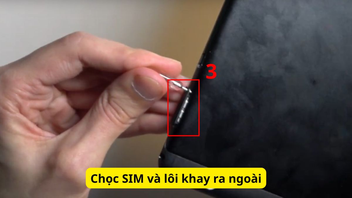 Cách tháo SIM khỏi máy tính bảng Huawei an toàn bước 2