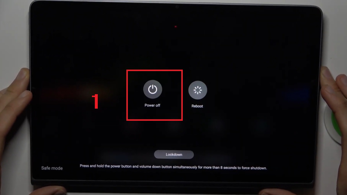 Hướng dẫn cách lắp SIM vào máy tính bảng Lenovo bước 1